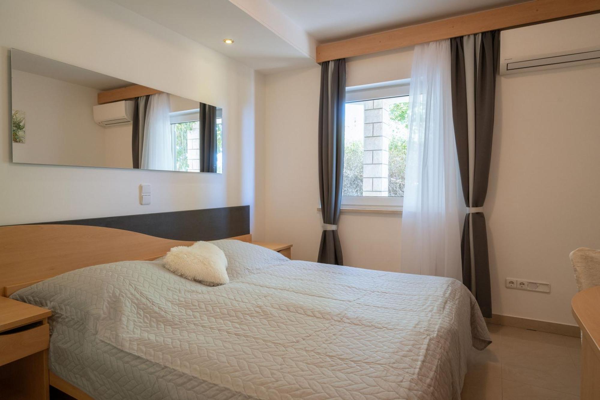 Apartmani Marelic - Sun Beach Zavalatica Buitenkant foto